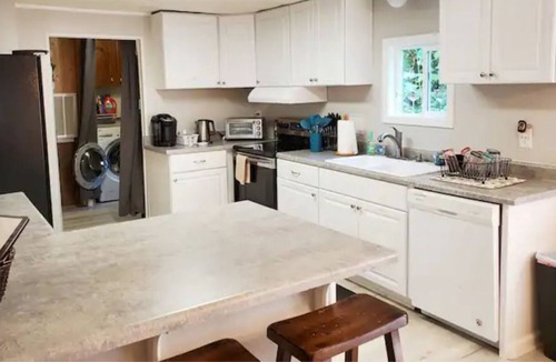 Townville Cottage | Break at the Lake- Lake Hartwell/Clemson/Anderson