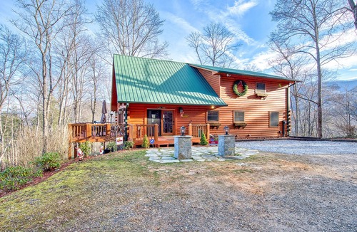 Whittier Cabin | Breath-taking long-range views nestled in the heart of the Great Smoky Mountains