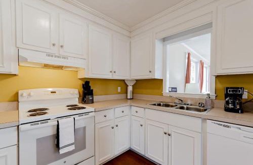 Hopkins House | Breeze on Inn- Mins to Ft Jackson