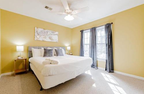 Hopkins House | Breeze on Inn- Mins to Ft Jackson