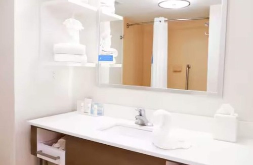 Wesley Chapel Hotel | Bright & Comfortable Stay Minutes to Golf, Dining & Tampa Attractions