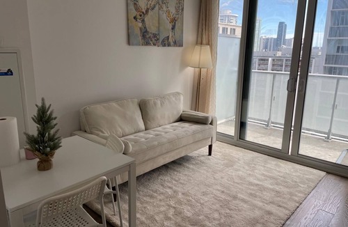 Downtown Miami Condo | Bright & Cozy 1 Bedroom Miami Getaway with Balcony