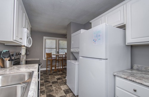 West Columbia House | Bright, Cozy House w/Large Fenced Backyard!