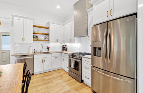 Northwest Quadrant Cottage | Bright Dreamy Cottage-Walkable to Water & Downtown