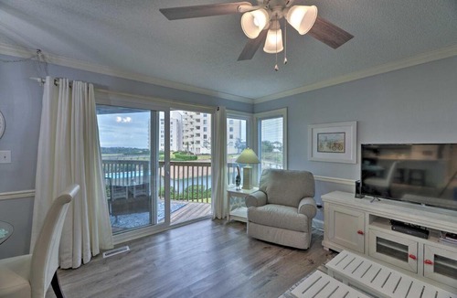 Emerald Isle House | Bright Emerald Isle Condo w/Private Beach Access!