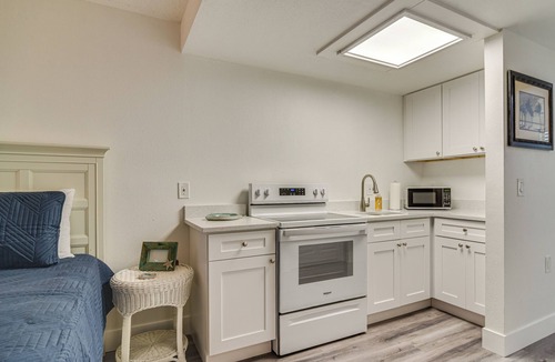 Pass-a-Grille Historic District Apartment | Bright Gulf Coast Escape - 8 Mi to Johns Pass!