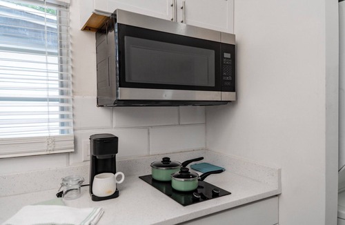 Sanford Apartment | Bright Modern Studio, Sleeps 3