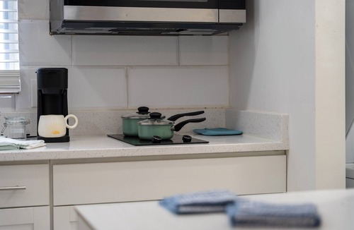 Sanford Apartment | Bright Modern Studio, Sleeps 3