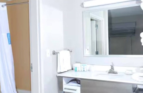 Wesley Chapel Hotel | Bright Room w/Modern Design Close to University of South Florida