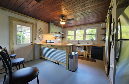 Lakeland House | Bright & Spacious Living – Modern Amenities in a Peaceful Lakeland Neighborhood