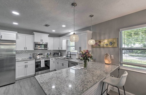 Venice Cottage | Bright Venice Getaway < 1 Mi to Historic Dtwn