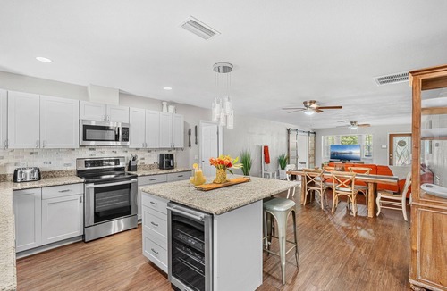 Vero Beach South House | Bright Vero Beach Retreat — Large Private Pool & Screened Outdoor Patio! 🌴