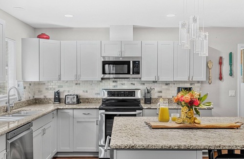 Vero Beach South House | Bright Vero Beach Retreat — Large Private Pool & Screened Outdoor Patio! 🌴