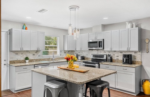 Vero Beach South House | Bright Vero Beach Retreat — Large Private Pool & Screened Outdoor Patio! 🌴