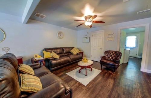 Brighton House | Brighton Bungalow Historic Town Square Charm Near Memphis Sleeps 6