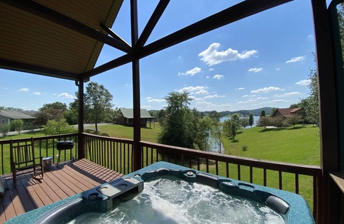Sevierville Cabin | Bring the boat! 2 bedroom cabin on Flat Creek on Douglas Lake with lake access