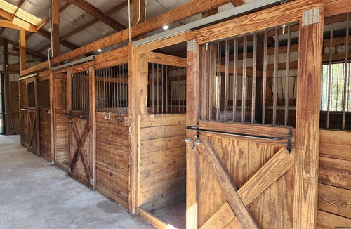 Langley House | Bring the horses! Studio huntbox, full kitchen, 3 stalls, washrack & pastures.