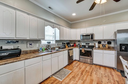 Comfort House | Bring Your Pets! Family-Friendly Gem in Cove City