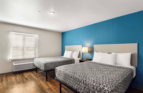 Port Saint Lucie Hotel | Budget Conscious Room w/Full Kitchen & Laundry Service - Off I-95