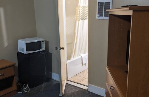 Hendersonville Hotel | Budget Daily/Weekly rentals at Rainbow Motel located in Hendersonville, NC area.