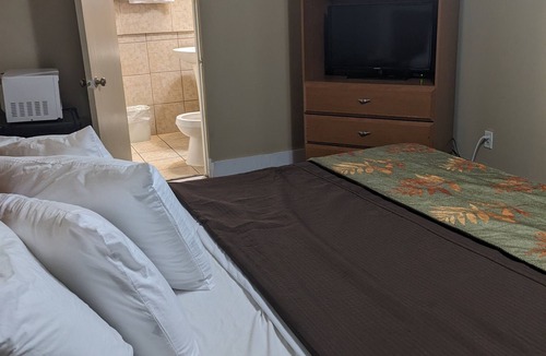 Hendersonville Hotel | Budget Daily/Weekly rentals at Rainbow Motel located in Hendersonville, NC area.