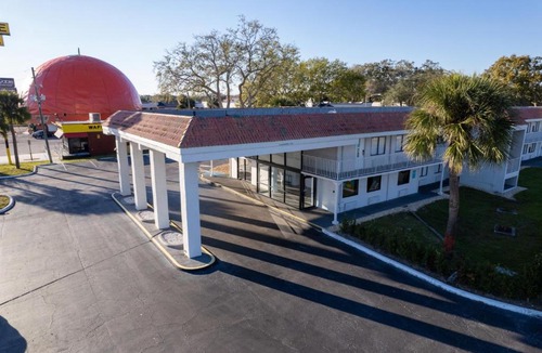Kissimmee Hotel | Budget Disney Room Pool & Parking