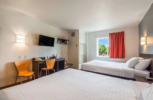 Knoxville Hotel | Budget-Friendly Room Perfect for Family Adventures in Knoxville | Pets Allowed