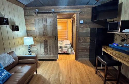 Townville Cabin | Cabin 1/LAKE HARTWELL/Green Pond&Broyles Lndgs/Clemson/Lockable Shelter w/power