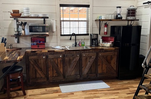 Townville Cabin | Cabin 5/LAKE HARTWELL/Green Pond&Broyles Lndgs/Clemson/Shelter w/charging ports