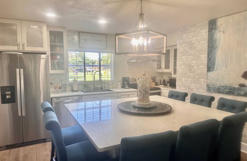 Oak Hill House | Cabin Modern Comforts with Fishing-Beach-Theme Parks-Cruise Port & FUN!