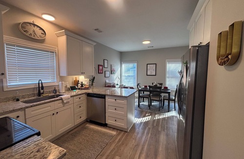 Athens House | Call the Dawgs 3 bed house in Athens 1.3 Miles to Downtown/UGA/Stadium.