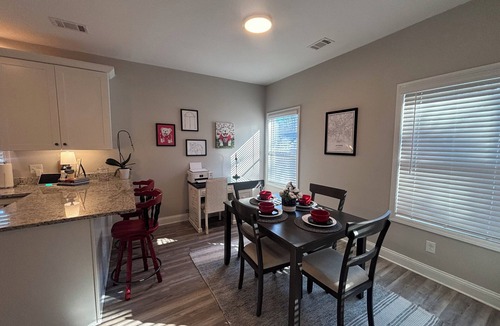 Athens House | Call the Dawgs 3 bed house in Athens 1.3 Miles to Downtown/UGA/Stadium.