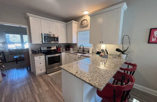 Athens House | Call the Dawgs 3 bed house in Athens 1.3 Miles to Downtown/UGA/Stadium.