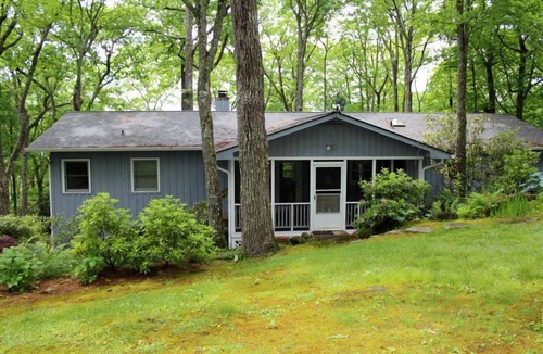 Highlands House | Camp Bear Pen 3BR/2 baths - near town.