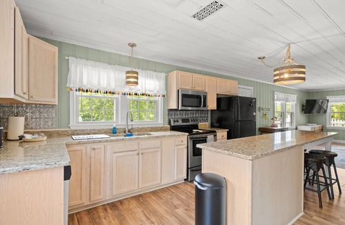Conway House | Canal Waterfront River Cottage - 15 Miles from Myrtle Beach