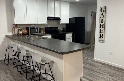 Higgston Cottage | Canary Cottage in Beautiful Ailey, GA
