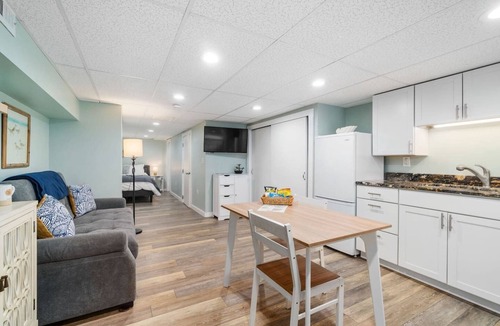 Emerald Isle Apartment | Captain`s Quarters|Easy Beach Access·Fire Pit·EI