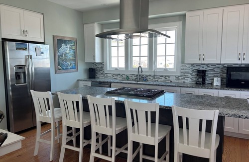 Atlantic Beach House | Captains Choice , is a beachfront 5 bdrm/5.5bth vacation home right on Atlantic Beach. Enjoy spacious living, a fully equipped kitchen, stunning ocean views, private pool & hot tub. Walk to food, drinks & music. Off-season pool heating avail.