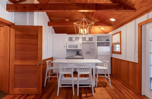 Captiva Hotel | Captivating 1BR Cottage w/Porch | Outdoor Swimming Pools | Free Parking
