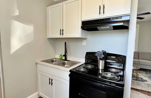 Burton Cottage | Cardinal Cottage - Sleeps 4 - Great Location!