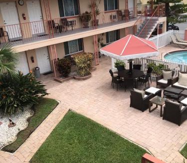 St. Pete Beach Hotel | Carlton House Motel and Suites