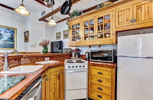 Beach Institute Cottage | Carriage House in North Historic District. Pet Friendly! Fireplaces.
