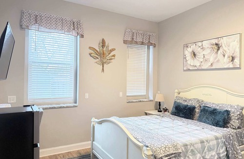 Richmond Apartment | Carytown cozy nest private room Fenced Yard