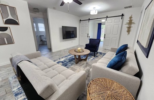 Wadeview Park House | CasaDelaney DT Sodo district. Renovated Sleeps 16