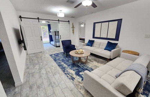 Wadeview Park House | CasaDelaney DT Sodo district. Renovated Sleeps 16