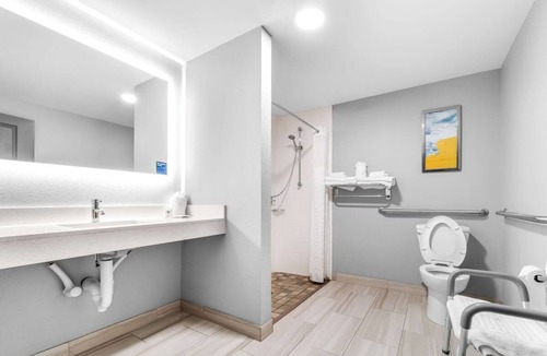 Jackson Hotel | Casey Jones Vlg. King Room w/Breakfast, Gym & Pool