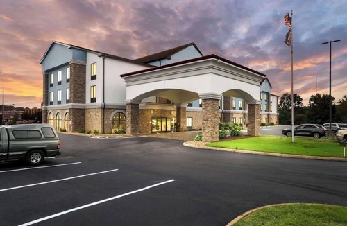 Jackson Hotel | Casey Jones Vlg. King Room w/Breakfast, Gym & Pool