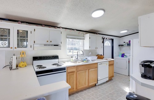Midway House | Cast & Relax! Peaceful Lake House in Midway