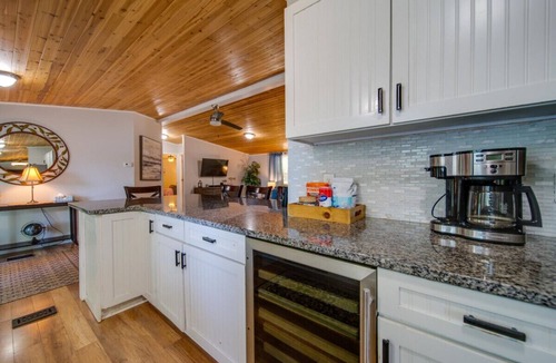 Steele Creek House | Castaway Cove—5-Bed Lakeside Retreat—Hot Tub—Fire Pit!