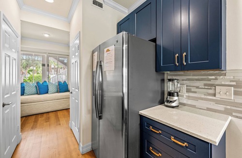 Naples Condo | Catina Vacation Rental: Bright 2-BR Condo with Lake Views. Located in Lely Resort with Pool, Hot Tub, and Golf Access. Ideal for Golfers and Beachgoers, Minutes from Naples and Marco Island